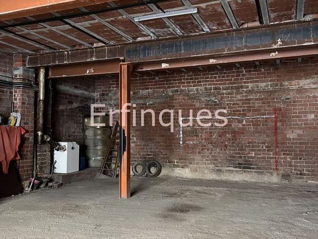 Local comercial en venta en calle De la Masia, Terrassa, de 150 m² 2 habitaciones por 126.000