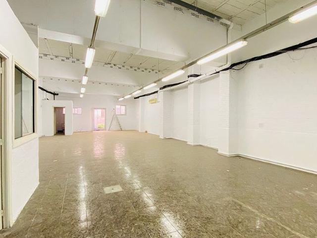 Local comercial en venta en calle De la Sardana, Badalona, de 222 m² 3 habitaciones por 190.000