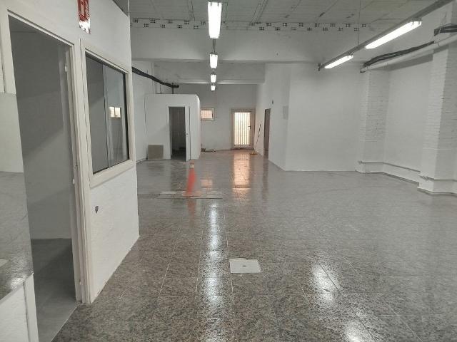Local comercial en venta en calle De la Sardana, Badalona, de 225 m² por 195.000