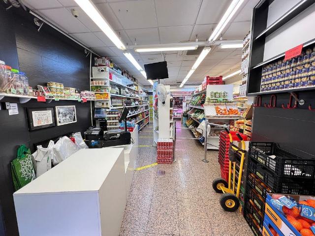 Local comercial en venta en calle De la Sèquia Comtal, Barcelona, de 116 m² 2 habitaciones por 348.000