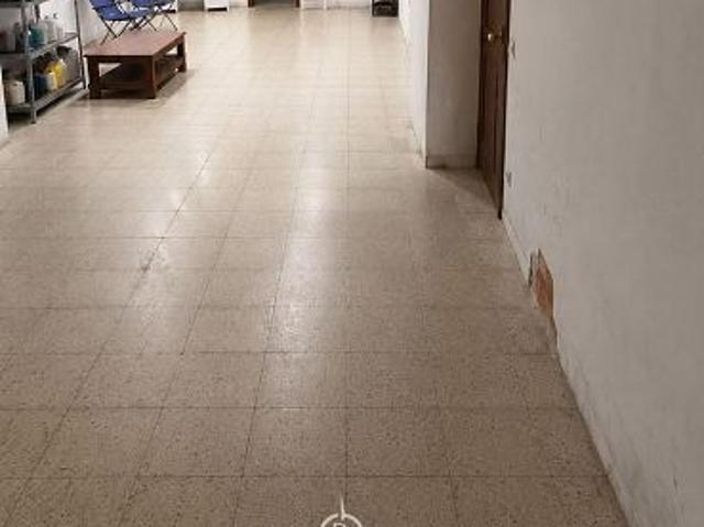 Local comercial en venta en calle De la Pubilla Casas, Esplugues de Llobregat, de 120 m² por 125.000