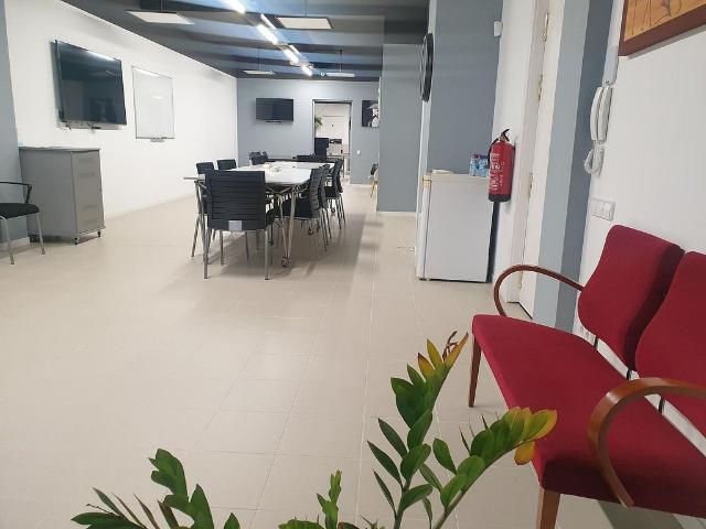 Local comercial en venta en calle De la Pubilla Casas, Esplugues de Llobregat, de 243 m² por 199.500