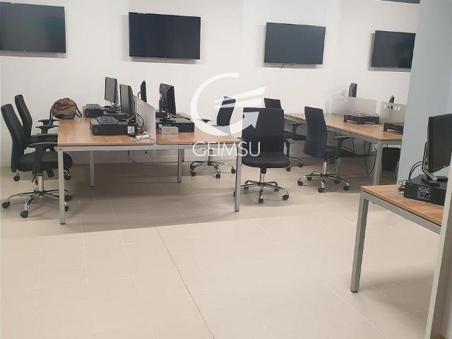 Local comercial en venta en calle De la Pubilla Cases, Hospitalet de Llobregat, L´, de 243 m² por 199.500