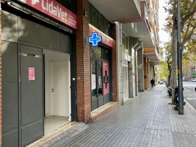Local comercial en venta en calle De Las Navas de Tolosa, Barcelona, de 298 m² 7 habitaciones por 375.000