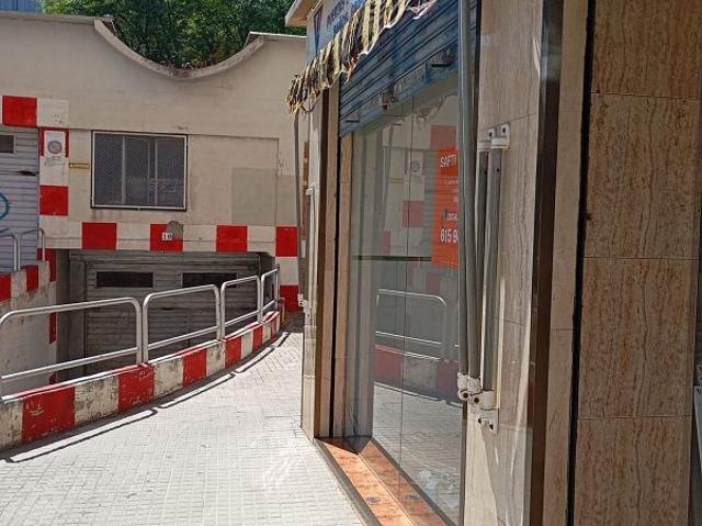 Local comercial en venta en calle De L'empordà, Cornellà de Llobregat, de 78 m² 1 habitación por 169.000