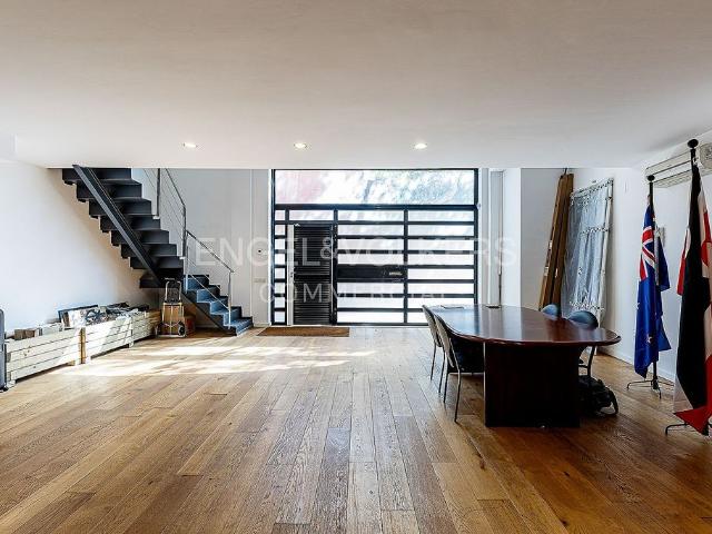 Local comercial en venta en calle De Les Camèlies, Barcelona, de 290 m² por 545.000