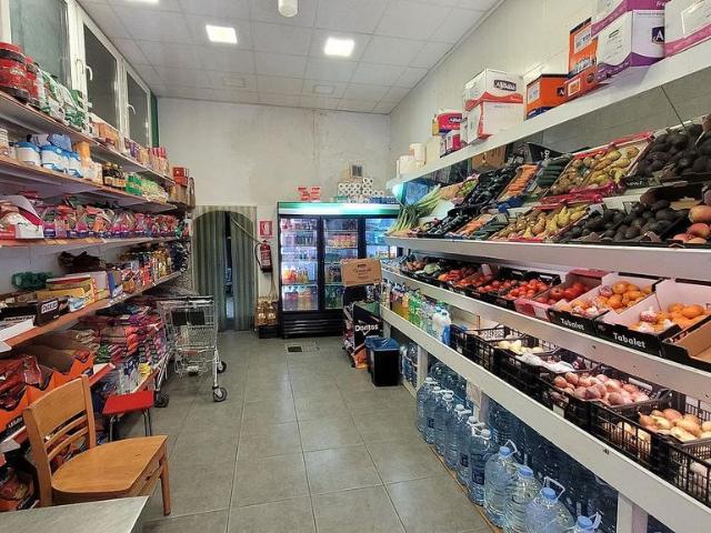 Local comercial en venta en calle De Les Carretes, Barcelona, de 80 m² por 110.000