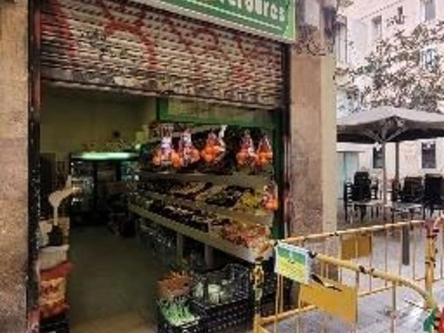 Local comercial en venta en calle De Les Carretes, Barcelona, de 80 m² por 110.000