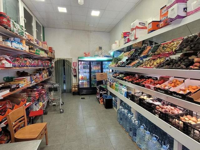 Local comercial en venta en calle De Les Carretes, Barcelona, de 80 m² por 110.000