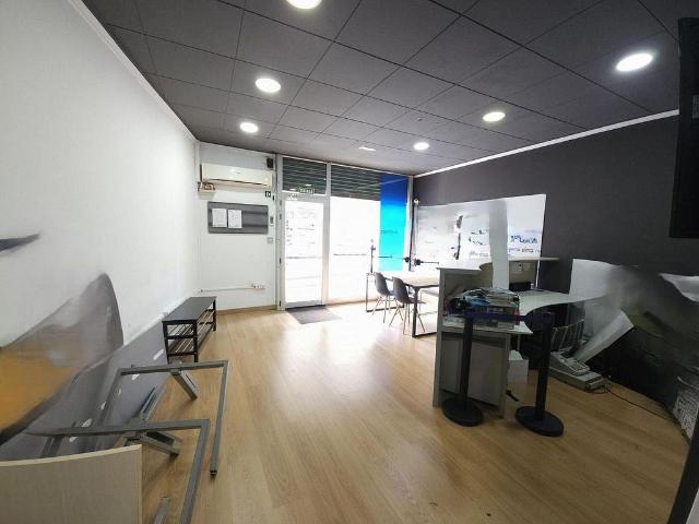 Local comercial en venta en calle De Lluís Domènech i Montaner, Cornellà de Llobregat, de 105 m² 2 habitaciones por 155.000