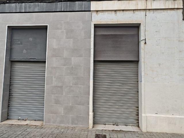 Local comercial en venta en calle De Llefià, Badalona, de 32 m² 3 habitaciones por 48.000