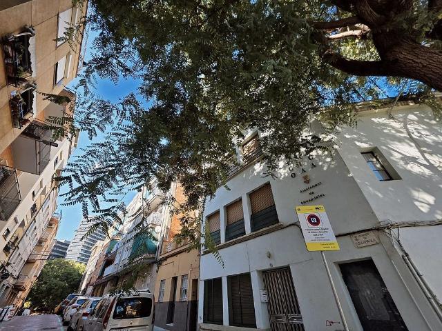 Local comercial en venta en calle De Llevant, Hospitalet de Llobregat, L´, de 57 m² 2 habitaciones por 79.000