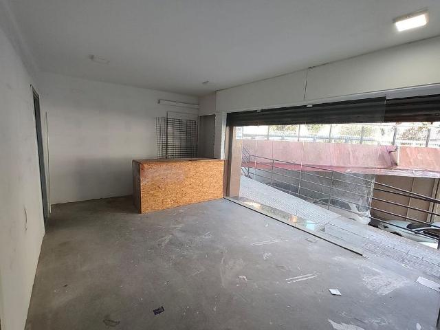 Local comercial en venta en calle De Mossèn Jacint Verdaguer, Santa Coloma de Gramanet, de 48 m² 3 habitaciones por 65.000