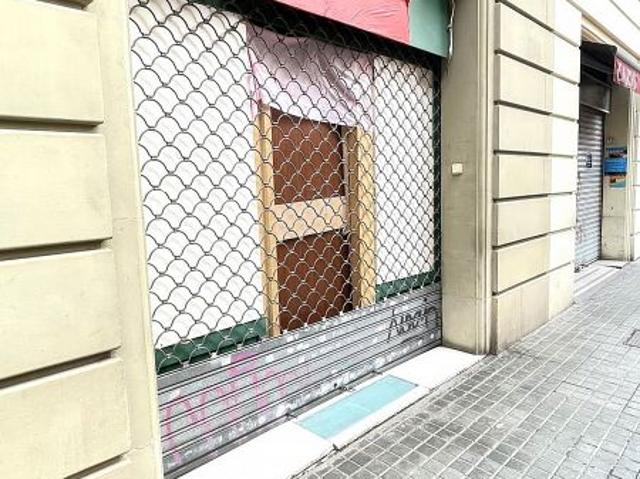 Local comercial en venta en calle De Manuel de Falla, Barcelona, de 327 m² 5 habitaciones por 350.000
