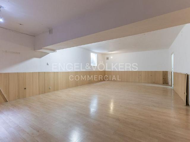 Local comercial en venta en calle De Manuel de Falla, Barcelona, de 330 m² por 350.000