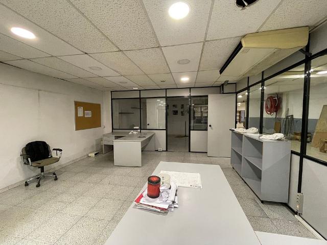 Local comercial en venta en calle De Martí i Julià, Badalona, de 360 m² 5 habitaciones por 500.000