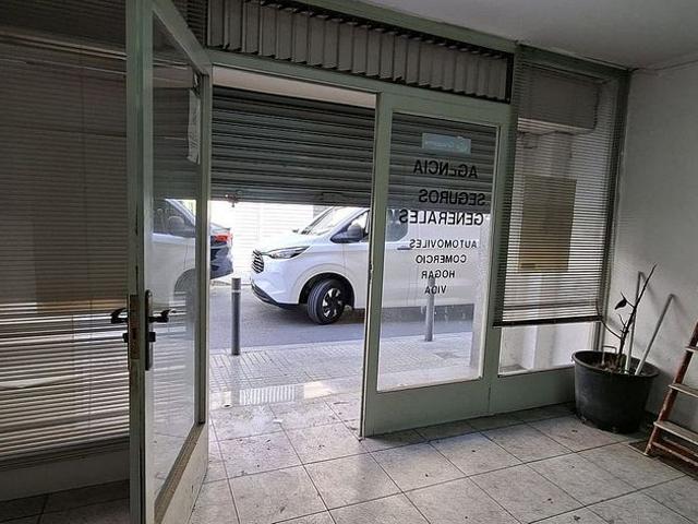 Local comercial en venta en calle De Nàpols, Santa Coloma de Gramanet, de 49 m² 2 habitaciones por 72.000