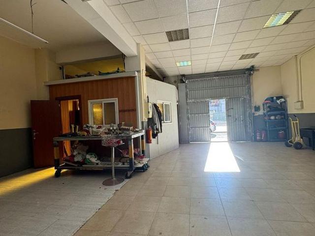 Local comercial en venta en calle De Narcís Monturiol, Prat de Llobregat, El, de 160 m² 3 habitaciones por 153.000