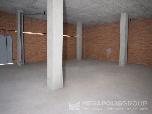 Local comercial en venta en calle De Soweto, Barcelona, de 614 m² por 600.000