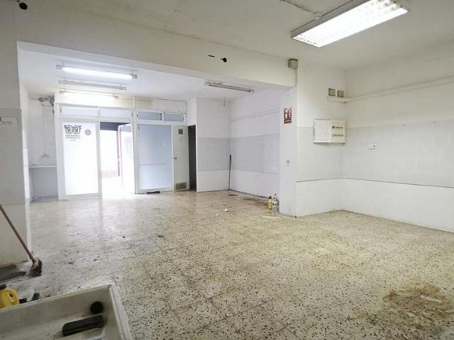 Local comercial en venta en calle De Salinas, Barcelona, de 110 m² por 185.000