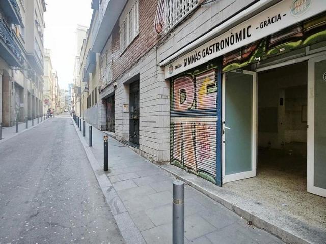 Local comercial en venta en calle De Salinas, Barcelona, de 110 m² por 170.000