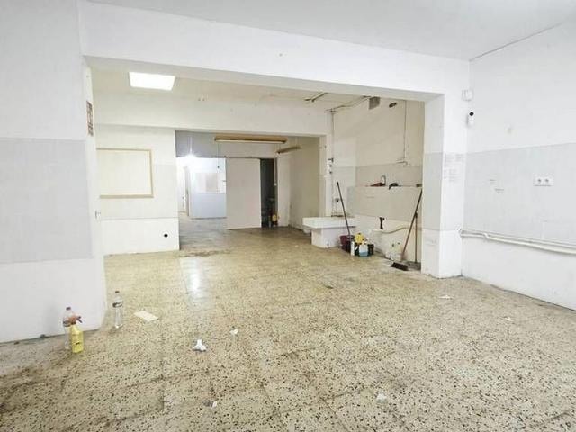 Local comercial en venta en calle De Salinas, Barcelona, de 120 m² por 185.000