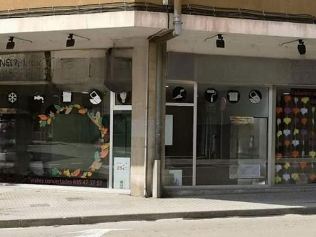 Local comercial en venta en calle De Sant Cristòfol, Manresa, de 90 m² 2 habitaciones por 118.000