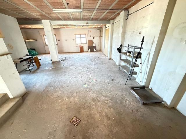 Local comercial en venta en calle De Sant Feliu de Codines, Barcelona, de 128 m² 2 habitaciones por 110.000