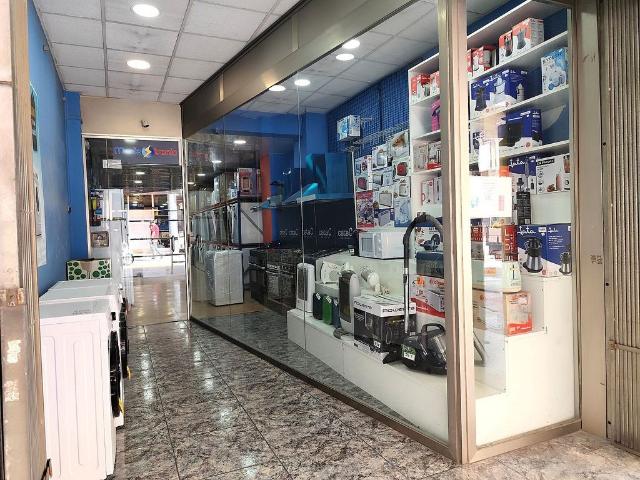Local comercial en venta en calle De Sant Francesc Xavier, Esplugues de Llobregat, de 103 m² 3 habitaciones por 115.000