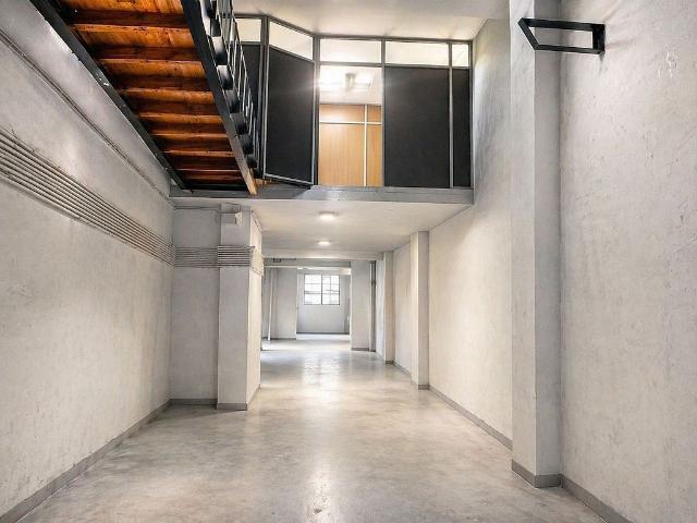 Local comercial en venta en calle De Sant Fructuós, Barcelona, de 550 m² 6 habitaciones por 490.000