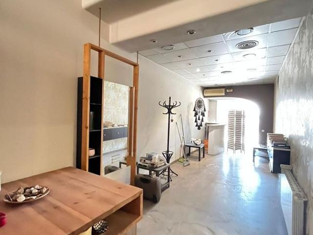 Local comercial en venta en calle De Sant Isidre, Santa Perpètua de Mogoda, de 138 m² 4 habitaciones por 139.900