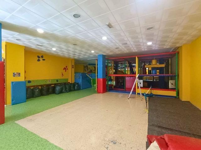 Local comercial en venta en calle De Sant Marc, Terrassa, de 290 m² 1 habitación por 205.000