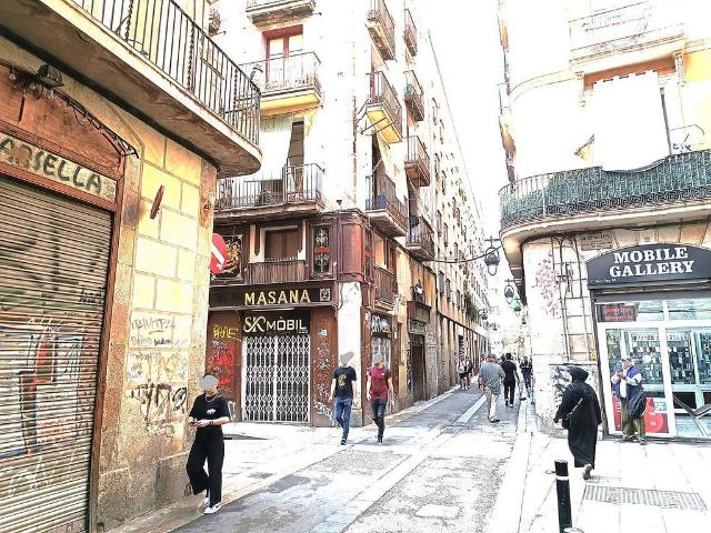 Local comercial en venta en calle De Sant Pau, Barcelona, de 19 m² 2 habitaciones por 180.000