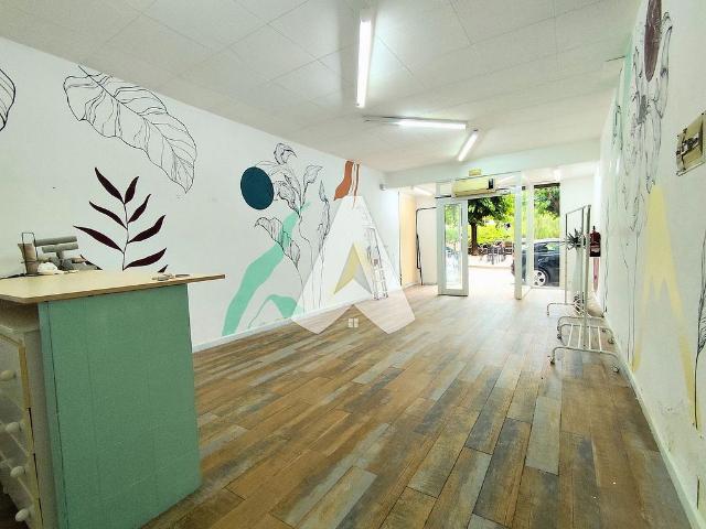 Local comercial en venta en calle De Santa Marta, Castelldefels, de 62 m² 2 habitaciones por 82.000