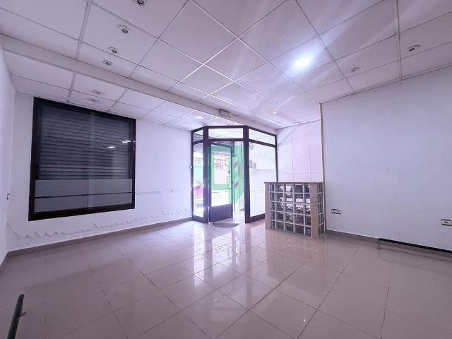 Local comercial en venta en calle De Santiago, Badalona, de 73 m² 6 habitaciones por 135.000
