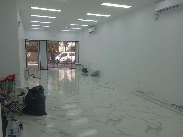Local comercial en venta en calle De Santiago Ramon y Cajal, Hospitalet de Llobregat, L´, de 77 m² 2 habitaciones por 150.000