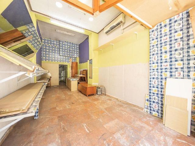 Local comercial en venta en calle De Sardenya, Barcelona, de 29 m² 2 habitaciones por 99.000