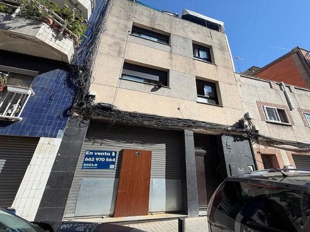 Local comercial en venta en calle De Sevilla, Badalona, de 100 m² por 70.000