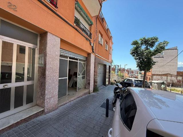 Local comercial en venta en calle De Sevilla, Badalona, de 120 m² 2 habitaciones por 190.000