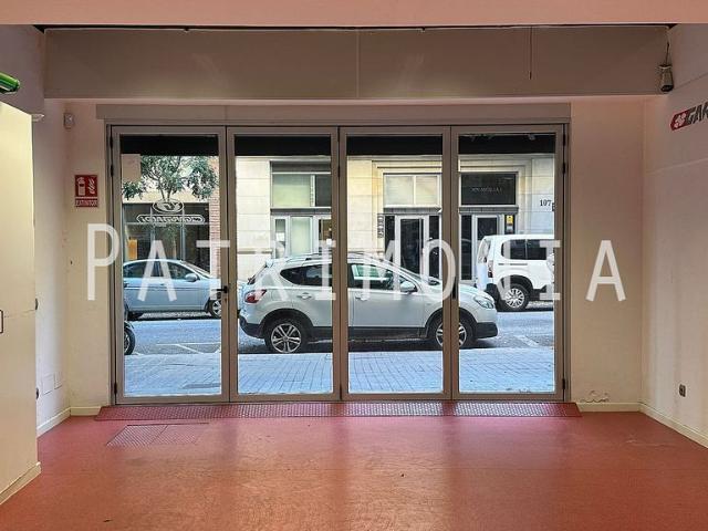Local comercial en venta en calle De Sicília, Barcelona, de 170 m² 4 habitaciones por 500.000