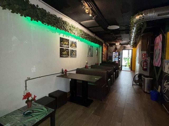 Local comercial en venta en calle De Sicília, Barcelona, de 190 m² por 350.000
