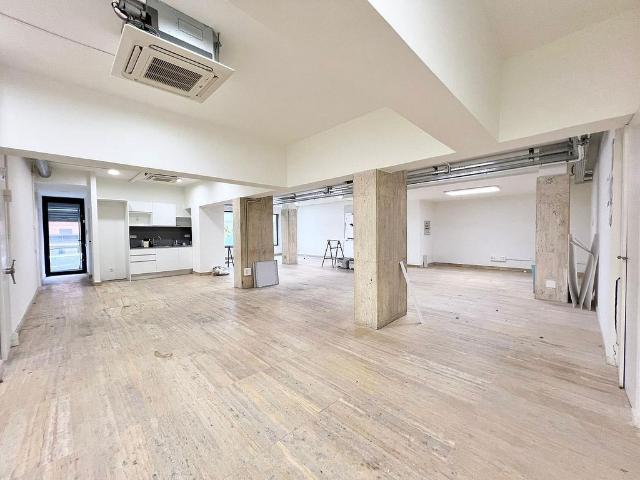 Local comercial en venta en calle De Pau Sans, Hospitalet de Llobregat, L´, de 425 m² 1 habitación por 265.000