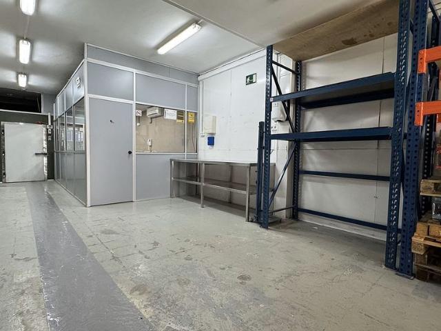 Local comercial en venta en calle De París, Sabadell, de 93 m² 2 habitaciones por 85.000