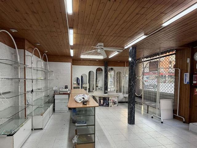 Local comercial en venta en calle De Pitàgores, Rubí, de 95 m² 2 habitaciones por 85.000