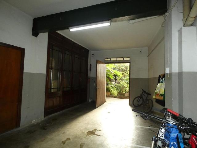 Local comercial en venta en calle De Pius Xiiè, Cornellà de Llobregat, de 158 m² por 325.000