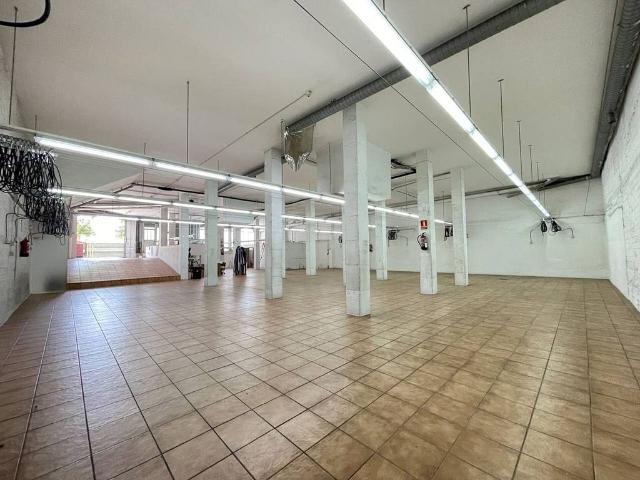 Local comercial en venta en calle De Rovellat, Esplugues de Llobregat, de 400 m² por 370.000