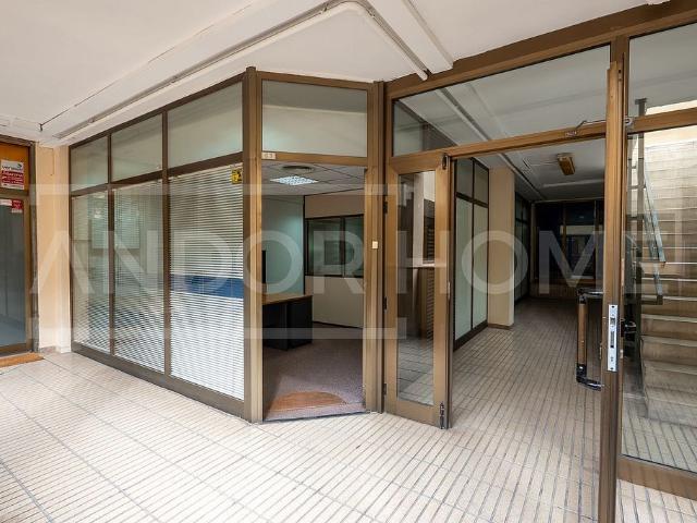 Local comercial en venta en calle De Rocafort, Barcelona, de 74 m² 5 habitaciones por 140.000