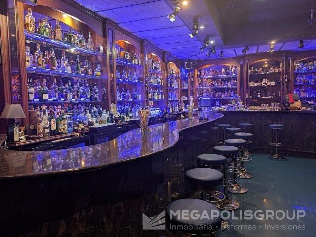 Local comercial en venta en calle De Rodés, Hospitalet de Llobregat, L´, de 143 m² 3 habitaciones por 350.000