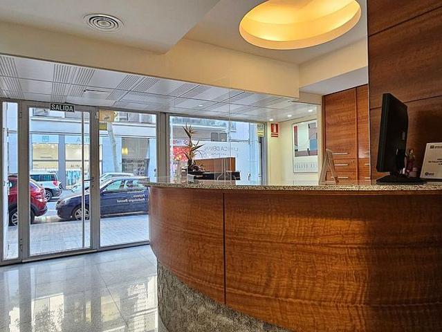 Local comercial en venta en calle De Roger de Flor, Barcelona, de 160 m² 7 habitaciones por 470.000