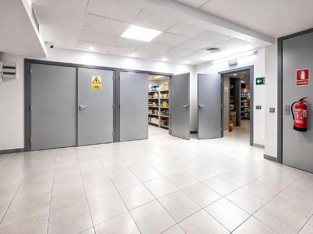 Local comercial en venta en calle De Roger de Flor, Barcelona, de 189 m² por 420.000